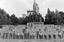 Кордон міліції біля пам'ятника напередодні його демонтажу на майдані (1991)