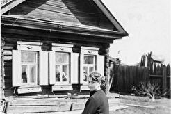 Угол Большой Заречной и Поперечной улиц. Девушка на велосипеде. (1960)