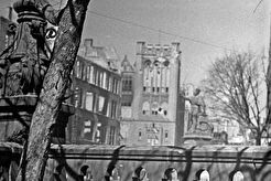 Кёнигсберг. Могила красноармейца на фоне памятника Вильгельму II (1945)