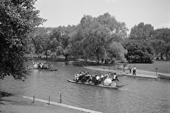 Swan boats in Public Gardens (1900)