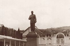 Памятник Сталину в санатории "Слава" (1960)