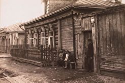 Марьина Роща. Местные жители у входа в дом Яковлева на одной из улиц (1905)