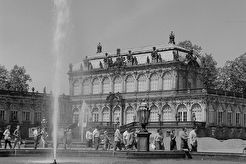 Zwinger, Blick zum Mathematisch-Physikalischen (1960)