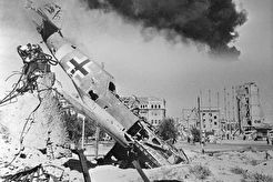 Подбитый немецкий истребитель Мессершмитт Bf.109 в центре Сталинграда (1943)