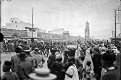 Casablanca. Défilé de la fanfare et des militaires du 14e bataillon de chasseurs alpins, près de la tour de l'horloge (1913)
