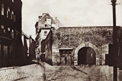 Innenansicht des Fischertors, links der&nbsp;Salzgries (1858)