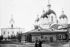 Женский Одигитриевский монастырь. Вид монастырских церквей со двора (1900)