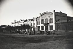 Магазин товарищества А.Ф. Второва на улице Успенской (1900)