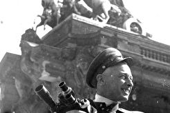 Frontkamera Kameramann RL Carmen auf dem Schlossplatz von Berlin (1945)