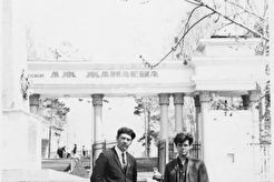 п. Загорск. Возле памятника советским воинам (1960)