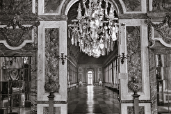 Palais de Versailles. Entrée de la Galerie des Glaces (1865)