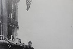 Возле Центрального универмага (1942)