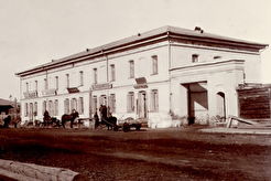 Двухэтажное кирпичное здание купца Захарова (1880)