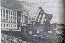 Выемка грунта из котлована под фундамент Дворца культуры (1960)