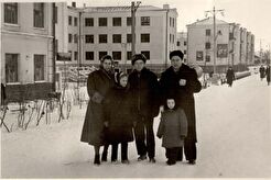 Проспект Карла Маркса, у здания средней школы № 1 (1960)