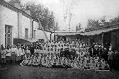 Коллектив во дворе чаерассыпочных складов Губкина и Кузнецова (1900)