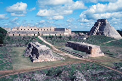 Vista hacia el Templo del Mago desde la Casa de las Tortugas, Uxmal (1983)
