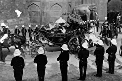 Queen Mary goes past the guard of honor (1911)
