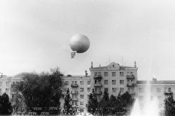 Свердловск. Вид на дом по улице Воеводина, 4 (1991)