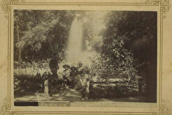 Группа на фоне фонтана и беседки (1885)