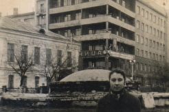 На фоне фонтана у гостиницы «Центральная» (1960)