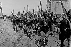 Casablanca. Défilé de tirailleurs sénégalais près de la tour de l'horloge (1913)