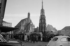 Nürnberg. Hauptmarkt mit Schönem Brunnen und Frauenkirche, (1970)