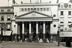 A street scene outside the Haymarket Theatre (1900)