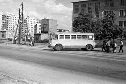 Отъезд автобуса от здания ФАЛТ (1969)