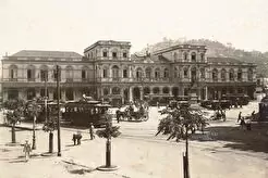 Bondes em frente à Estação Estrada de Ferro Central do Brasil (1906)