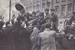 Жители освобожденного Кракова приветствуют войска Советской Армии (1945)