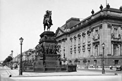 Preußische Staatsbibliothek und Denkmal Friedrich des Großen (1933)