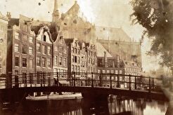 Nieuwezijds Voorburgwal 99-143, brug ter hoogte van de Sint Nicolaasstraat (1857)