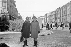 В сквере у Казанского собора (1970)