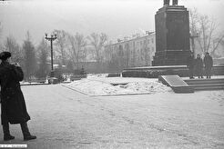 У памятника В.И. Ленину (1960)