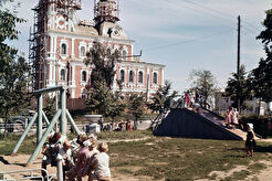 Детская площадка на фоне Никитской церкви (1960)