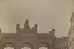 Pohled na Malostranskou stranu nové Újezdské brány (1865)