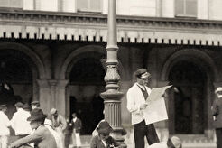 Ferroviário em frente à Estação da Luz (1910)