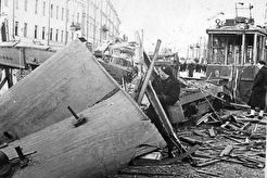 Разрушенный попаданием фугасной бомбы трамвай на площади Нахимсона (1941)