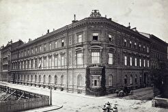 Öt Pacsirta utca - Múzeum utca sarok, Károlyi Sándor palotája (1872)