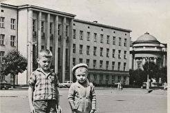 На площади Ленина (1965)