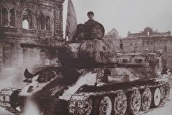 Сталинград. Танк 90-й тбр с флагом движется в сторону ж/д вокзала (1943)