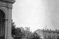 Возле Оперного театра (1960)