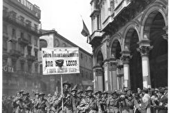Sfila in Piazza del Duomo il sesto Gruppo Rocciatori Lecchesi della Brigata Lecco (1945)