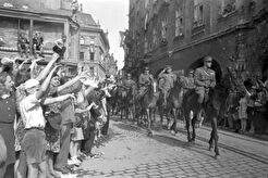 Obyvatelé města vítají spojenecké vojáky (1945)
