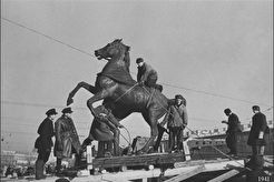 Аничков мост. Снятие коней Клодта (1941)