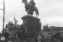 Берлин. У памятника императору Вильгельму I (1945)