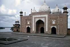 Taj Mahal Mosque (ताज महल मस्जिद) (1963)