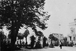 Pogled iz dvorskog parka ka Simićevoj kući(Stari konak) (1900)