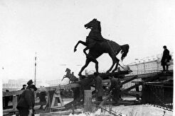 Аничков мост. Снятие коней Клодта (1941)